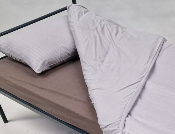 bvn bed met linnengoed opgedekt