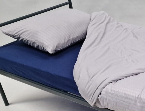 bvn bed met linnengoed opgedekt