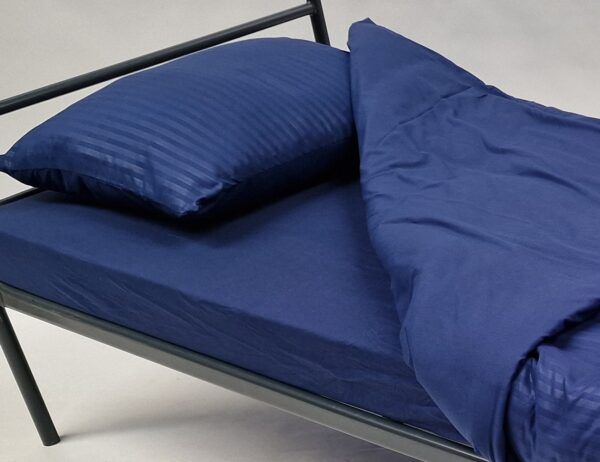 bvn bed met linnengoed opgedekt