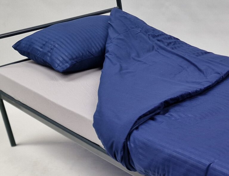 bvn bed met linnengoed opgedekt