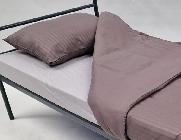 bvn bed met linnengoed opgedekt